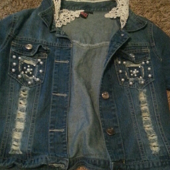 A really cute jean jacket! Name buzz - Picture 1 of 3