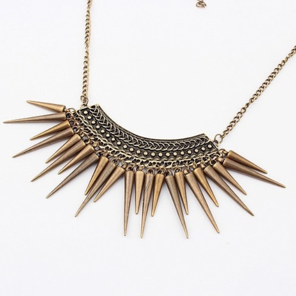 Jewelry - 💥SALE💥HP🎉Vintage gold alloy statement necklace