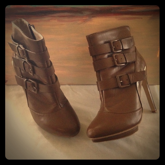 Brown boots, above-the-ankle. Super-cute!
