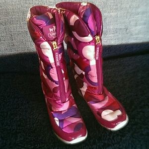 Coach signature snow boots barely worn zip front