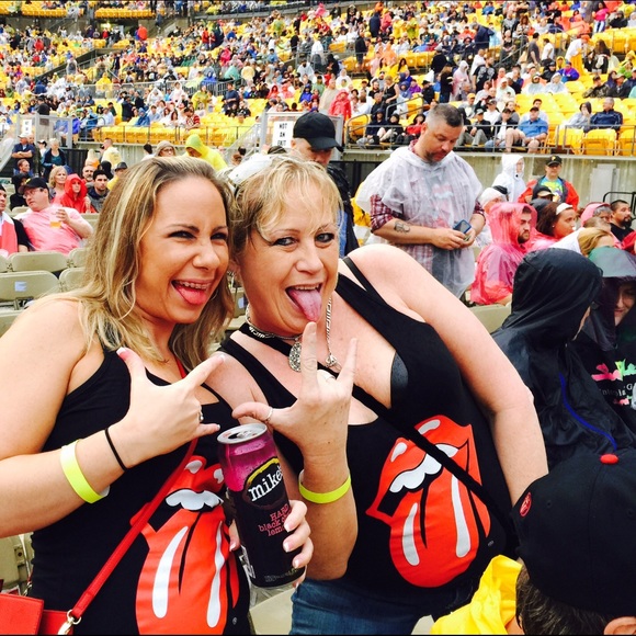 Meet your Posher, Lori and my 4 girls & life!😘⚡️ - Picture 4 of 4