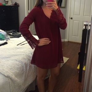 Garnet flowy dress with flared knitted sleeves