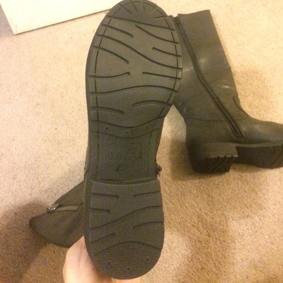 Black boots - Picture 3 of 4