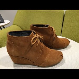 Toms Desert Wedge in cognac size 8