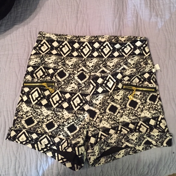 high waisted Aztec shorts - Picture 2 of 3