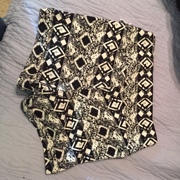 high waisted Aztec shorts - Picture 3 of 3