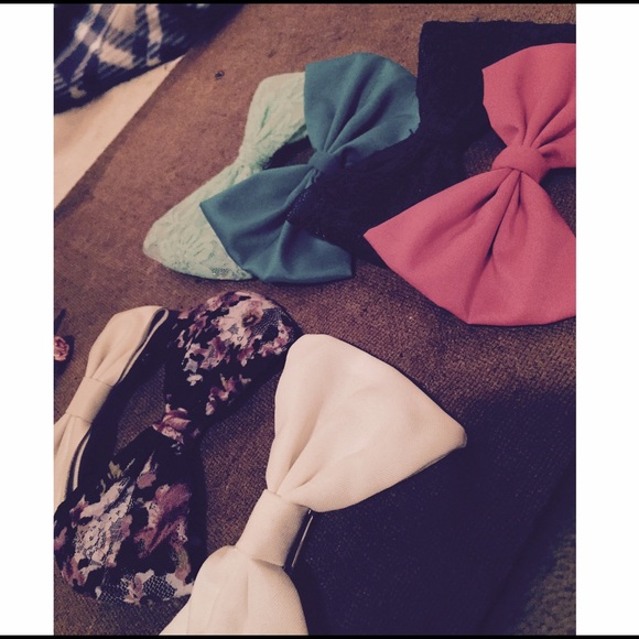 BUNDLE OF HAIR BOWS🎀🎁