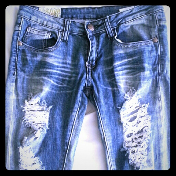 Distressed stretch skinny jeans