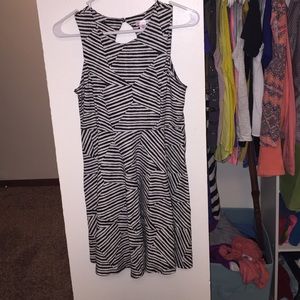 Black/white sleeveless dress with small open back