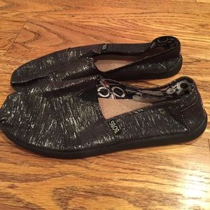 Women's black and silver Bobs