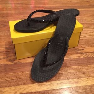 Women's yellow box black flip flops