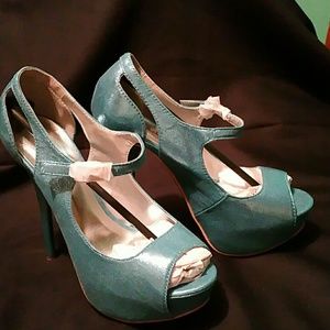 NWOT Light Blue Sparkle Peeptoe Heel