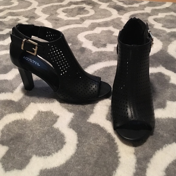 Peep toe black heels!