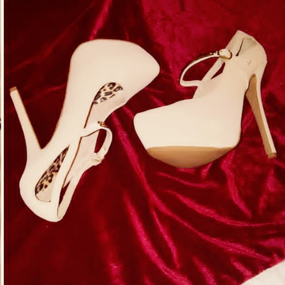 Mady 17 Nude Cut Out Mary Jane Heels NWOT!