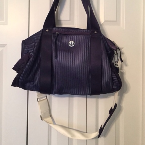 Lululemon run on duffel gym bag
