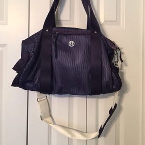 Lululemon run on duffel gym bag