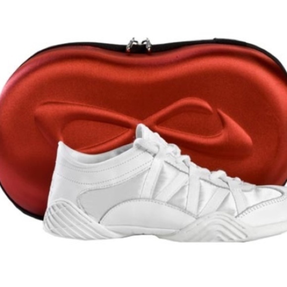 Size 7 cheer sneakers! Comes with red shoe case!❤