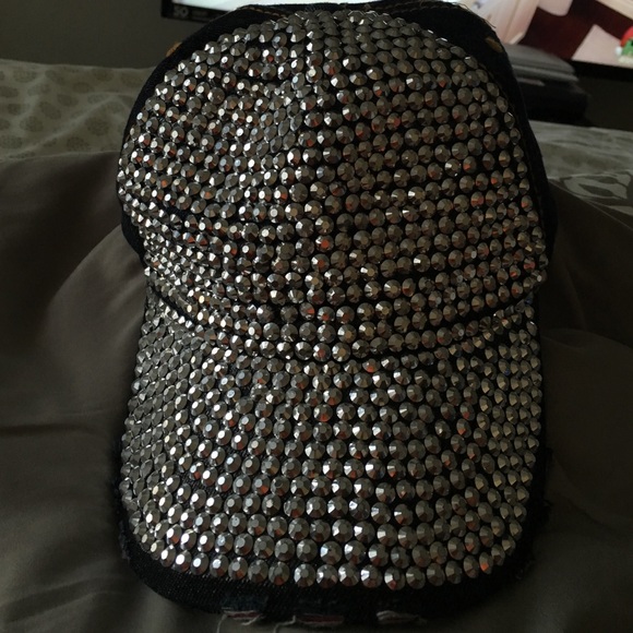 Sequence hat - Picture 1 of 4