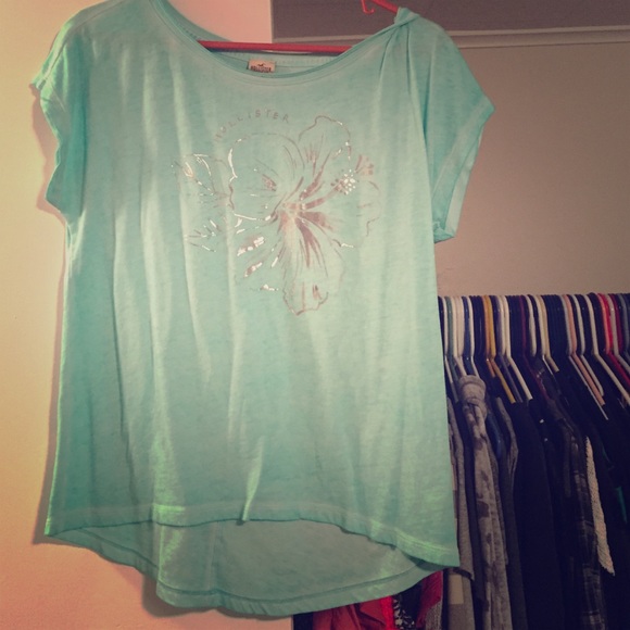 Hollister tee.
