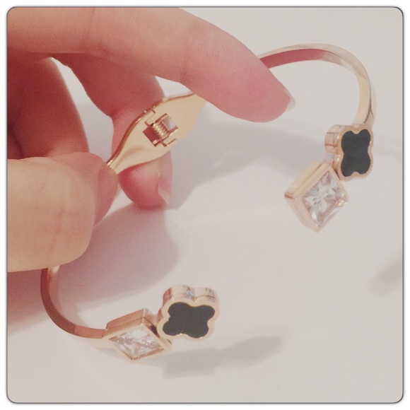 Black clovers and crystals rose gold bangle - Picture 3 of 3