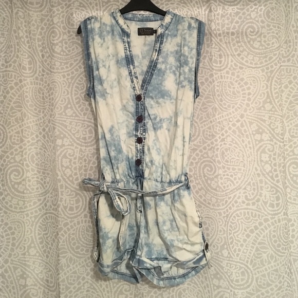 Acid-wash, Muscle-cut Romper with Pockets!
