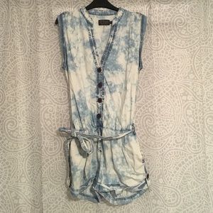 Acid-wash, Muscle-cut Romper with Pockets!