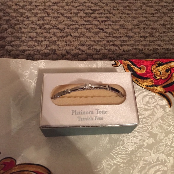 Jewelry - Platinum Tone Tarnish Free Bracelet (new)
