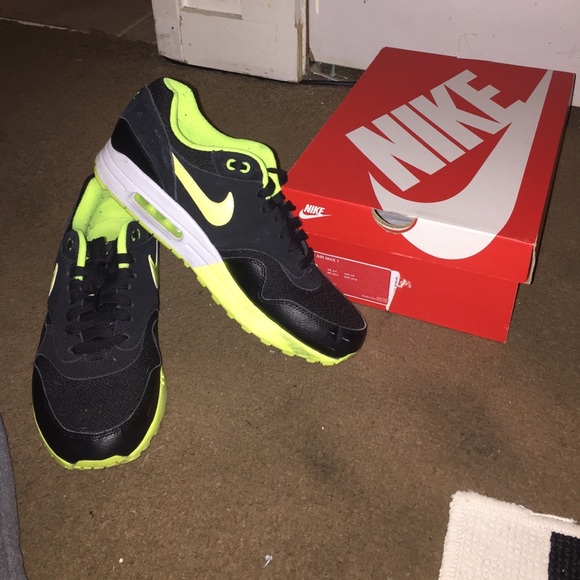 Air Max 1s - Picture 2 of 2