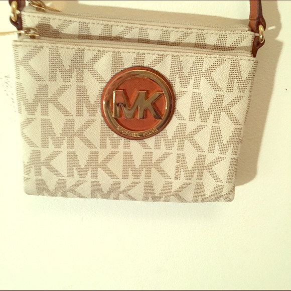 Authentic Michael Kors over the shoulder - Picture 1 of 4