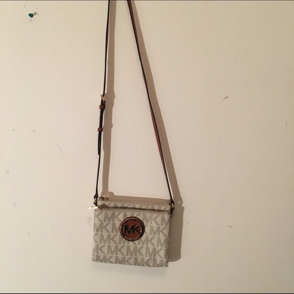 Authentic Michael Kors over the shoulder - Picture 2 of 4