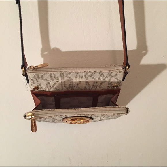 Authentic Michael Kors over the shoulder - Picture 4 of 4