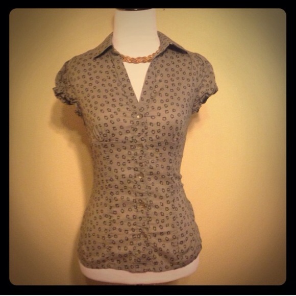 Gray Floral Button Up Top!