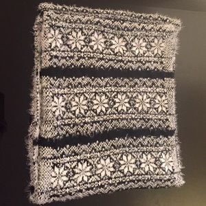 NWT Abercrombie Black and White Infinity Scarf