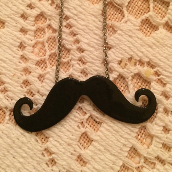 Fun mustache necklace - Picture 1 of 3