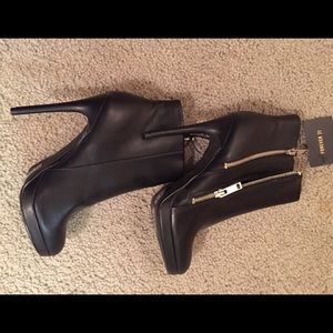 🎉12/29 HP🎉 NWT Black stiletto ankle boots