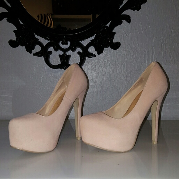 Light pink platform pump