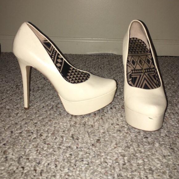 Jessica Simpson pumps in cream