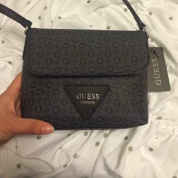 Guess purse - Picture 1 of 2