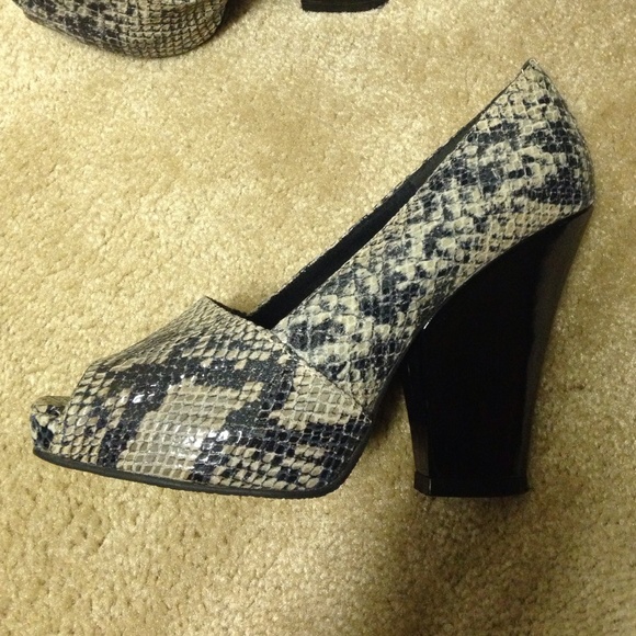 Penny Loves Kenny peep toe - Picture 2 of 3