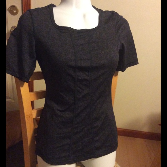 Lululemon wet, dry, warm top w/mesh back size XS