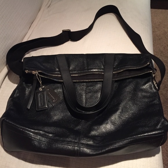 Is men couch is new never used es so pretty