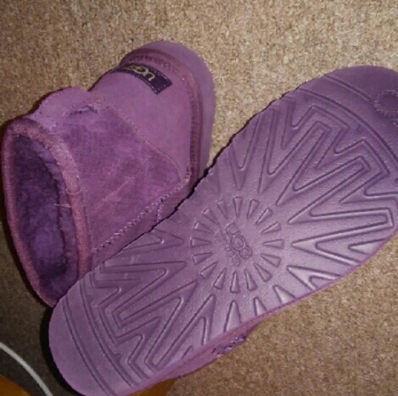 Must go !BRAND NEW UGGS NEVER WORN AUTHENTIC !!! - Picture 3 of 4