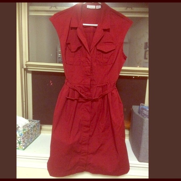 Sleeveless button up red dress
