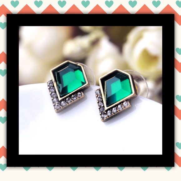 Emerald Stud Earrings, New ❤️