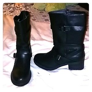 Black shirt boot