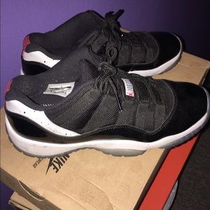 Jordan's 11 low infrared size 7y