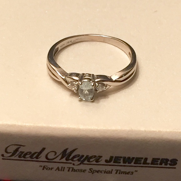 💍 Beautiful 10K Aquamarine Ring 💍