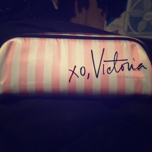 NWOT Victoria's Secret Travel make up tote