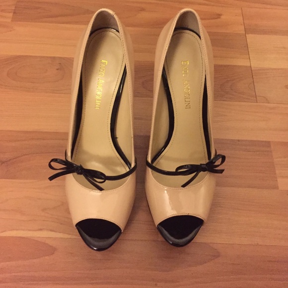 Neutral / Black heels by Enzo Angiolini