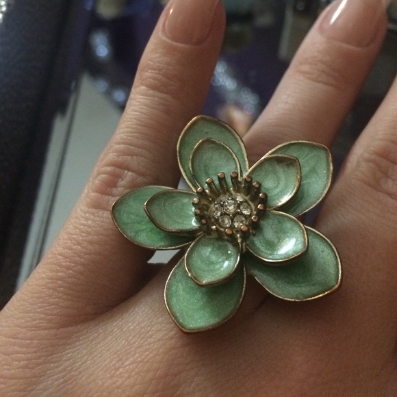 Adorable flower ring